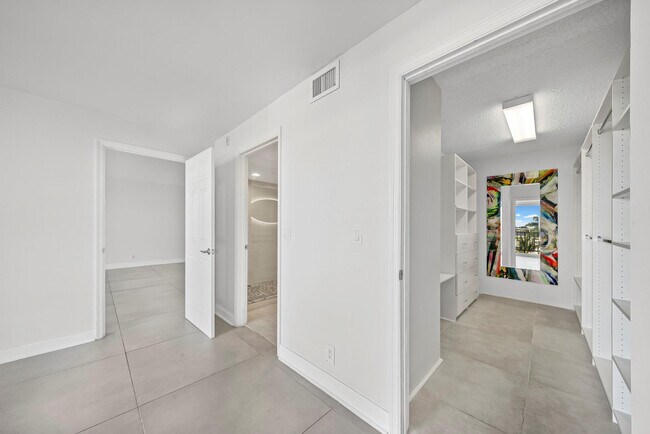 Building Photo - 3051 NE 48th St