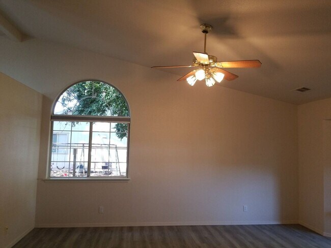 Building Photo - 4 Bedroom Home With Pool!