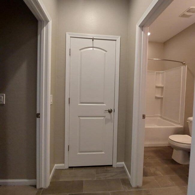 Building Photo - 1025 S 200th Ln