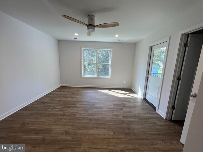 Building Photo - 352 W 11th St