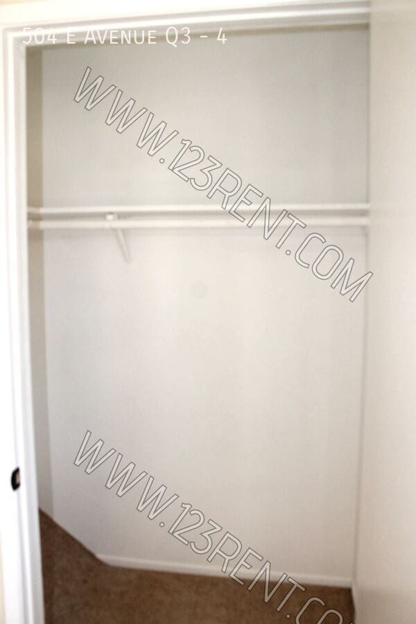 Building Photo - 504 E Ave Q3