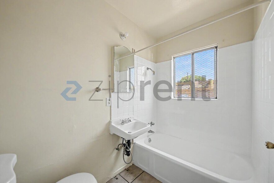 Building Photo - 7027 Holmes Ave