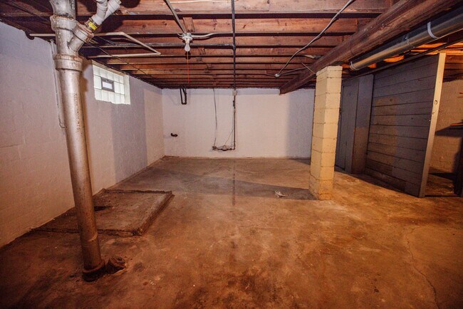 Building Photo - Beautiful two bedroom home with bonus room, fenced in back yard, garage, and full basement!