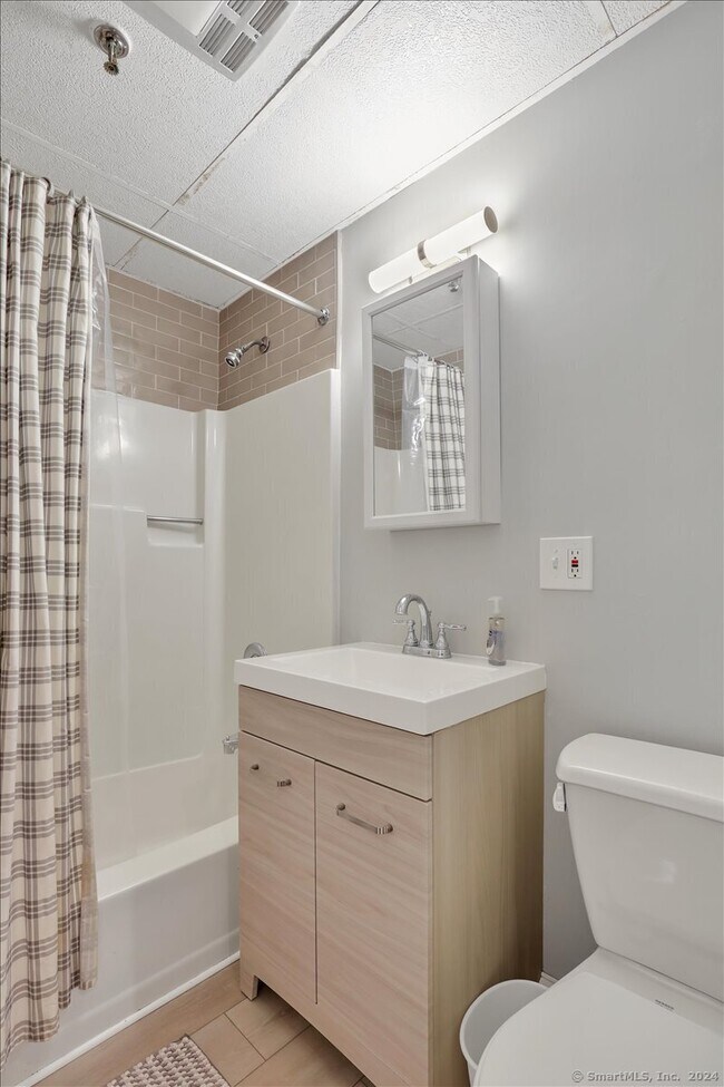 Building Photo - 222 Williams St E