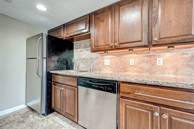 Building Photo - 2503 McCue Rd