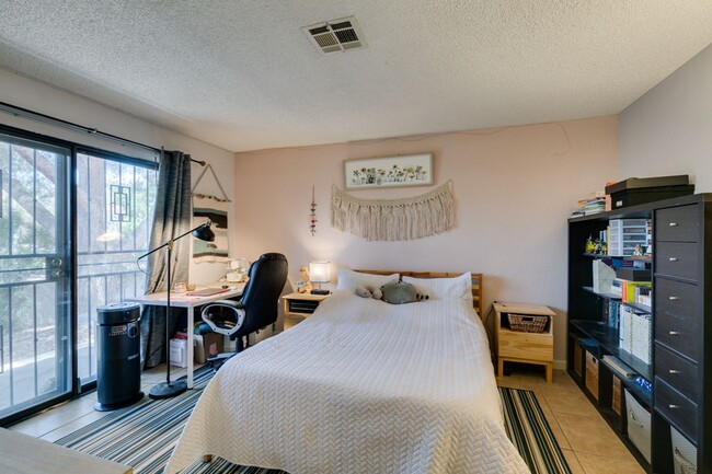 Building Photo - Cute and Cozy 2-bedroom 2-bathroom Townhom...