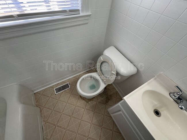 Building Photo - 913 Paul St