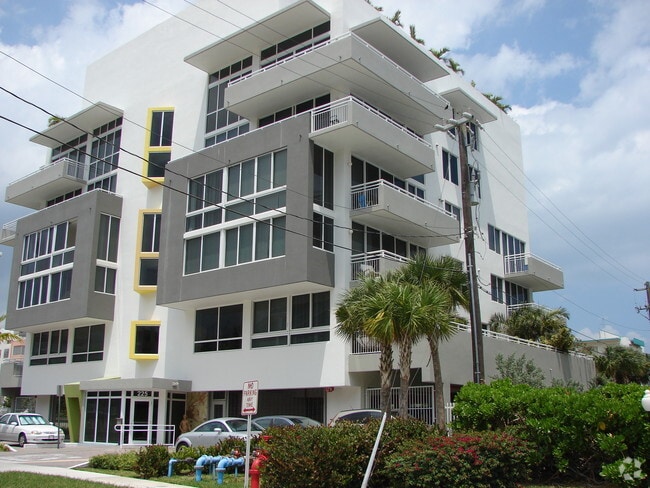 Building Photo - Bella Condos