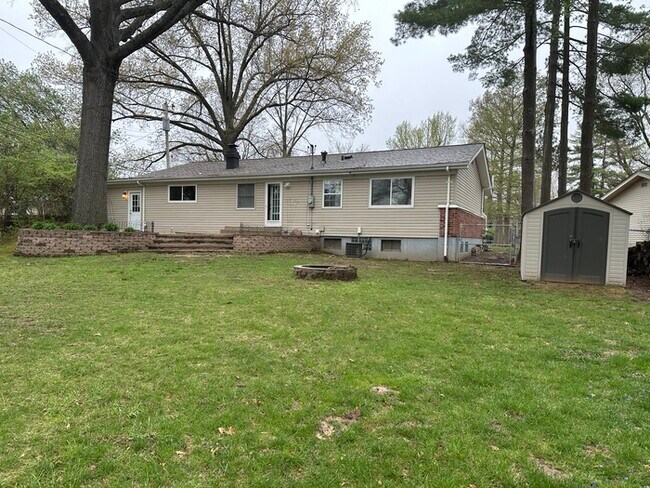 Building Photo - 3 Bedroom 2 Bathroom in Parkway North School District!