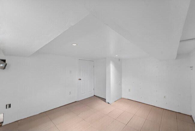 Building Photo - 2215 N Wood Ave