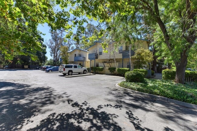 Building Photo - 4 Bedroom Townhome near UC Davis