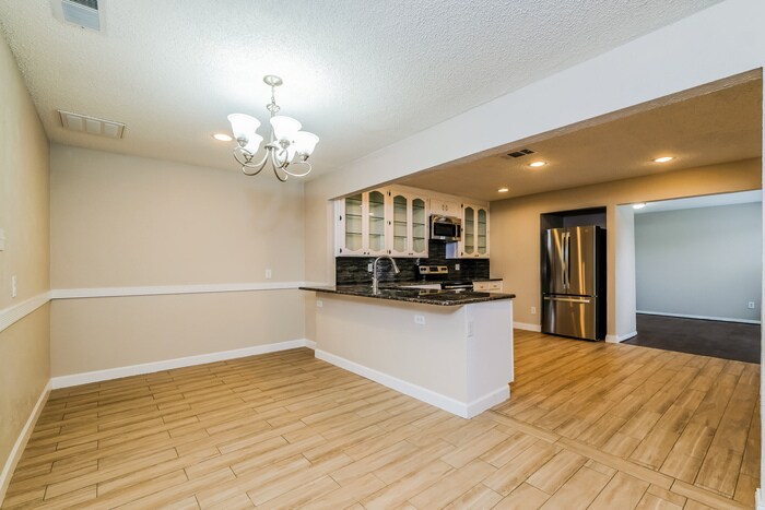 Building Photo - 305 Pebblebrook St