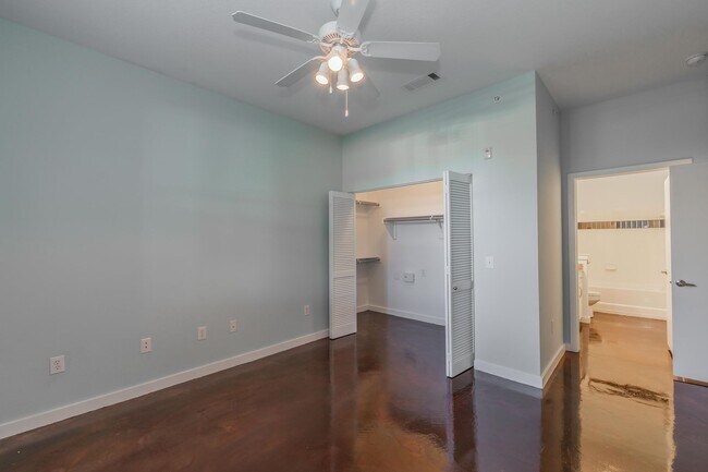 Building Photo - T&P Downtown Condo!