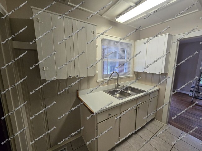 Building Photo - 2 Bedroom Duplex W/ Basement & Garage