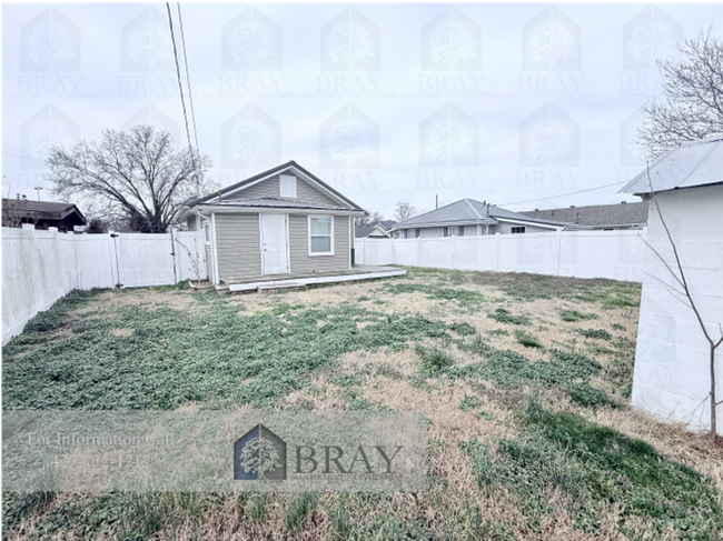 Building Photo - Charming 2-Bedroom Cottage with Fenced Yar...