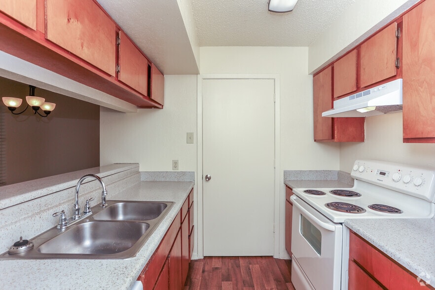 1BR, 1BA - 720SF (B) - Kitchen - Autumn Glen