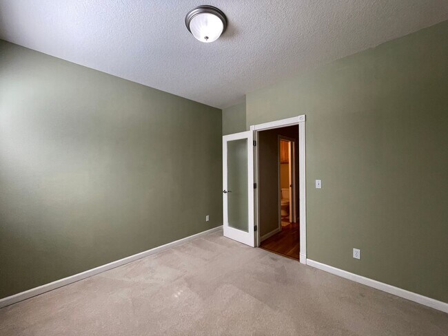 Building Photo - 5 Bed 2.5 Bath + a Den in Tigard/Bull Mountain - Solar Panels, Central A/C and More!