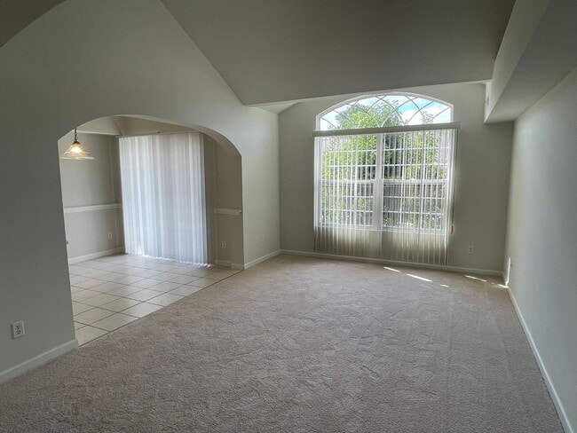 Building Photo - Shelby Twp 2-Bedroom,2-Bath, attached gara...
