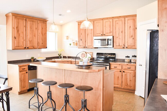 Building Photo - Idyllic Provo home w LOTS of garage space!