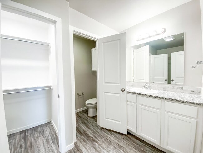 Building Photo - Adorable, 3/2/1 duplex in North Lubbock!