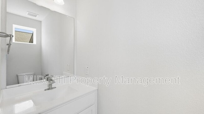 Building Photo - 2133 Hofstaat