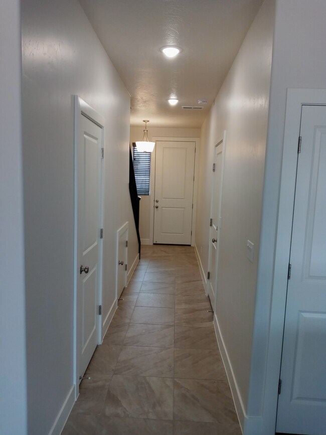 Building Photo - 1005 N Tortoise Rock Dr