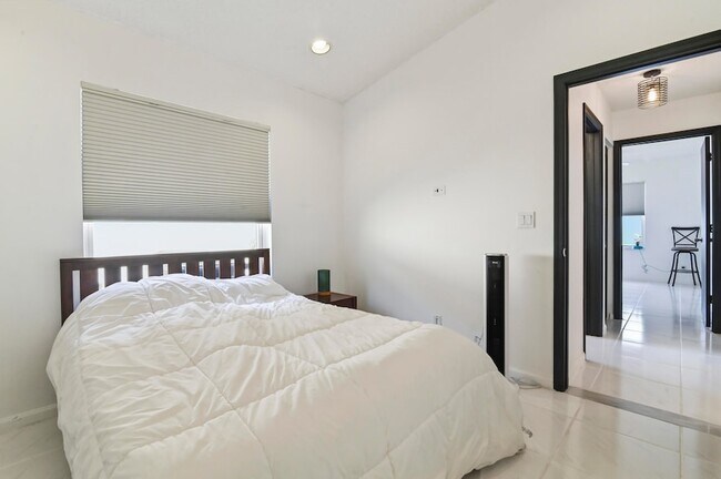 Building Photo - 5690 Green Island Dr
