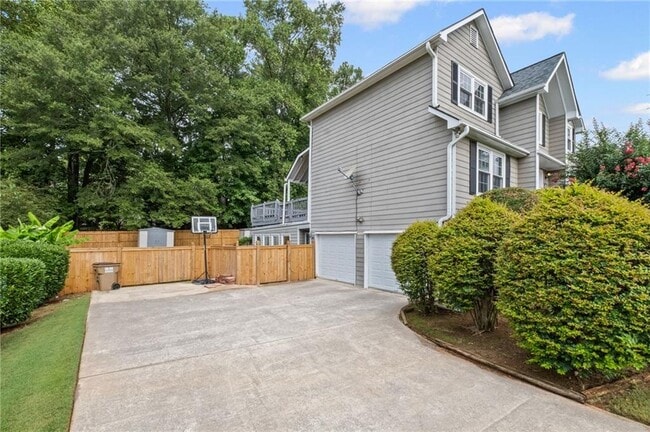 Building Photo - 2680 Nicholas Ct NE