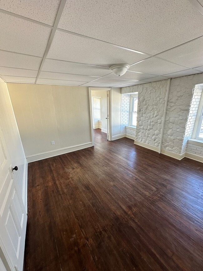 Building Photo - Top Floor, Renovated 1 Bedroom Apartment-York City SD