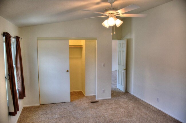 Building Photo - Roomy Dayton Three Bedroom with Oversized ...