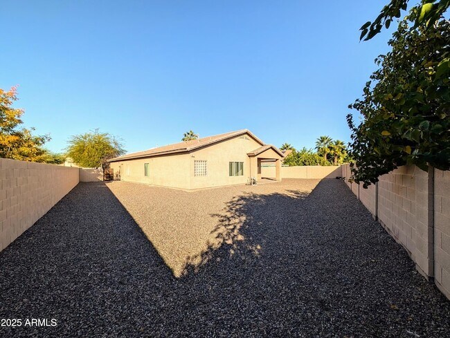 Building Photo - 16071 W Gelding Dr