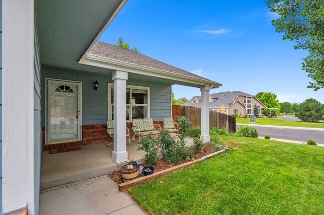 Building Photo - Stylish living in this modern 3 bed 2 bath...