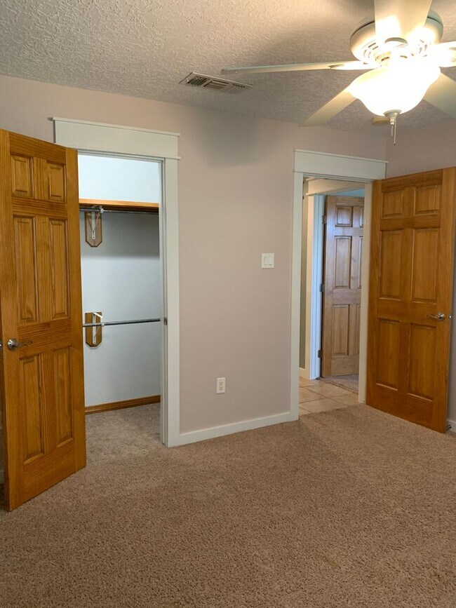 Building Photo - 4 bedroom 21/2 bath home