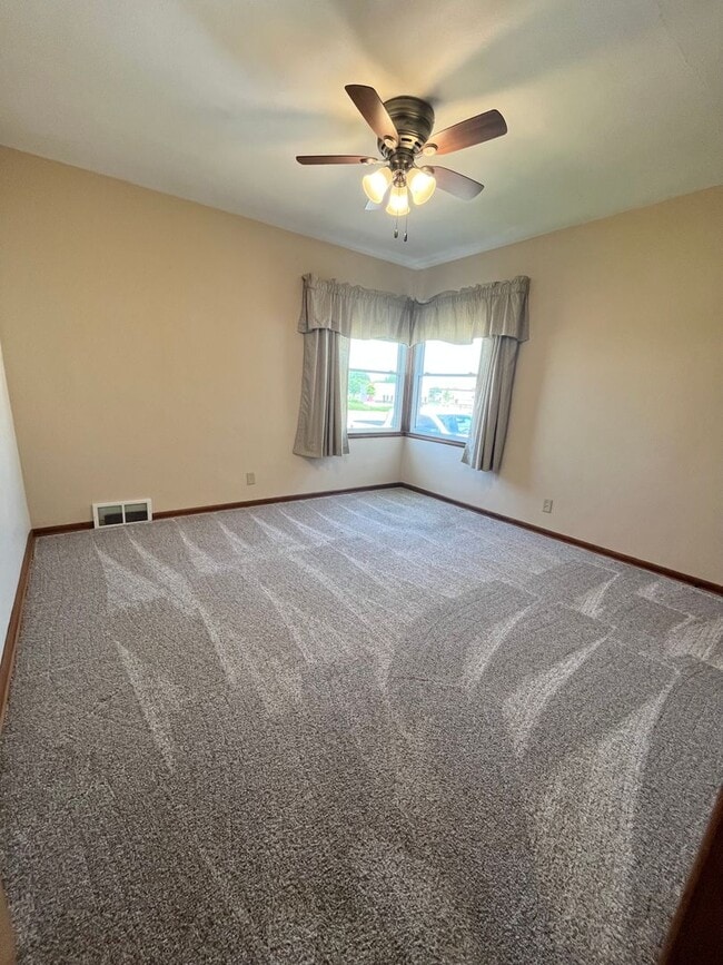Building Photo - East Side 2 Bed/2 Bath w/ Bonus Room!