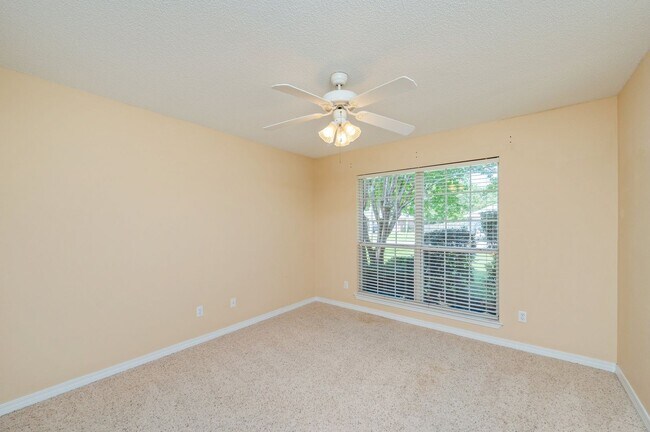 Building Photo - Spacious Home in Navarre!