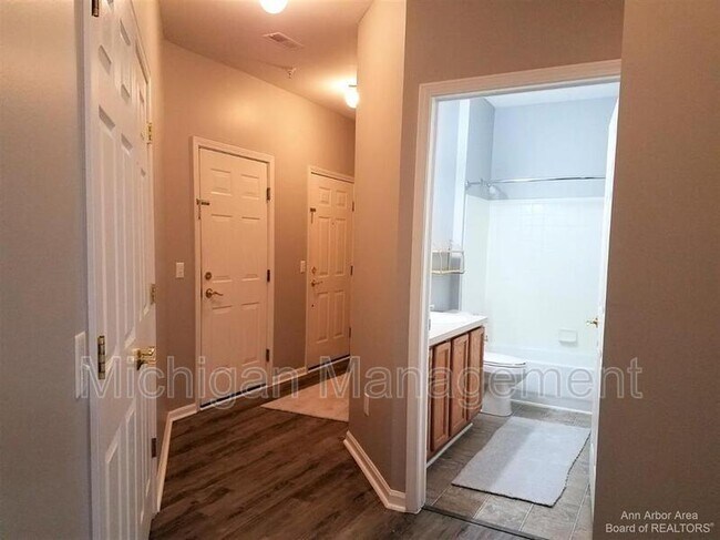 Building Photo - 9521 Lakeside Dr