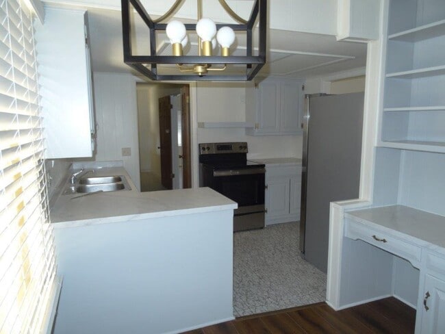 Building Photo - 1122 W Cypress St