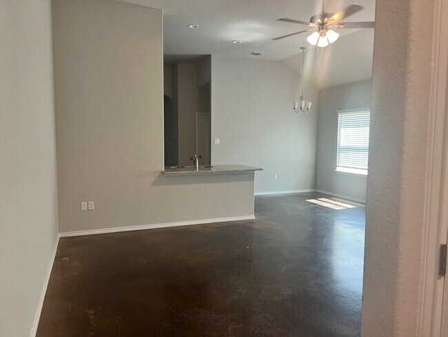 Building Photo - Luxury Duplex in Seguin