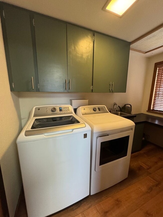 Building Photo - 3 Bdrm, 3 Bath home in Lynnewood with Gourmet Kitchen, 3 miles to Sky Lakes Medical Ctr and OIT