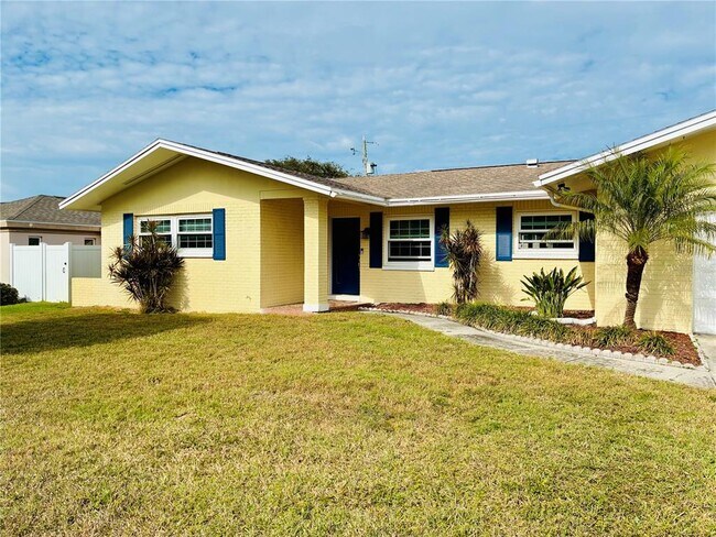 Building Photo - 14025 Yacht Club Blvd