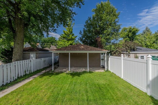 Building Photo - 4210 Maple Ave