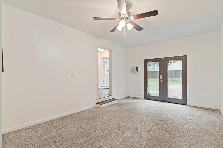 Building Photo - 723 Riverview Dr