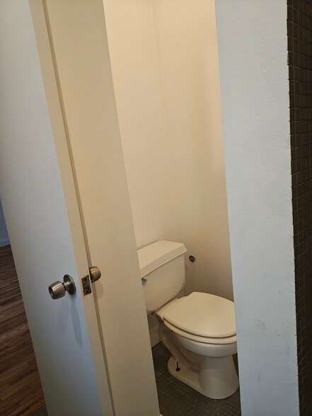 Building Photo - 252 3rd Ave