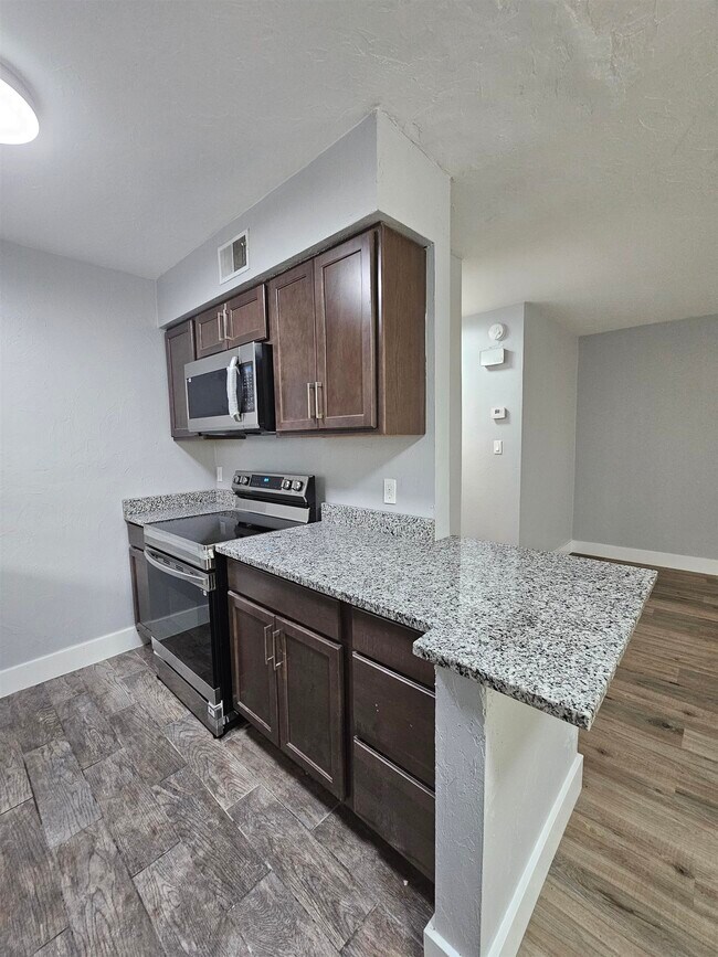 Building Photo - 1530 Live Oak Dr