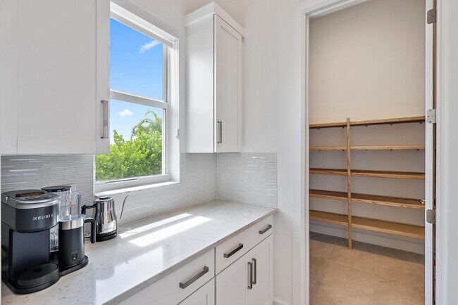 Building Photo - 8270 SE Pennock Trail