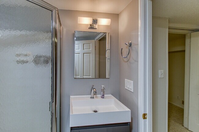 Building Photo - Discover Exceptional Townhouse Living!