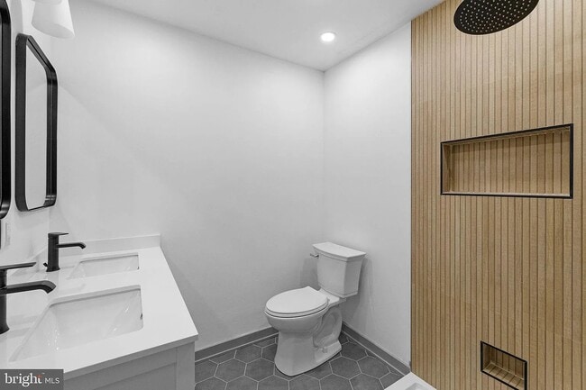 Building Photo - 2319 N Fawn St