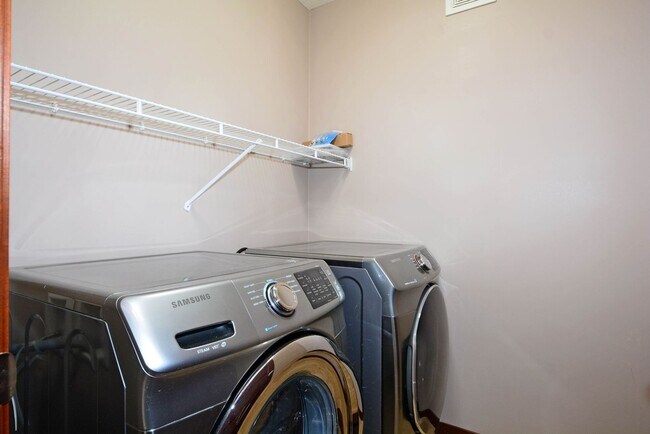 Building Photo - Spacious 4-Bed 4-Bath Home in Shakopee - Available Now!