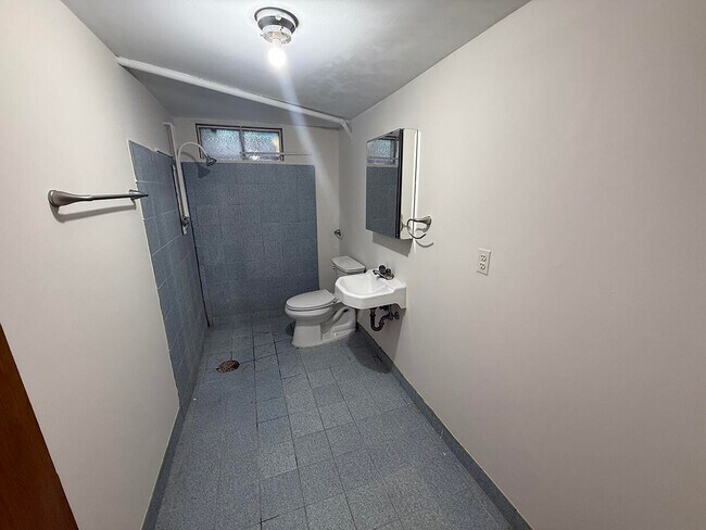 Building Photo - 2102 Woodlea Dr