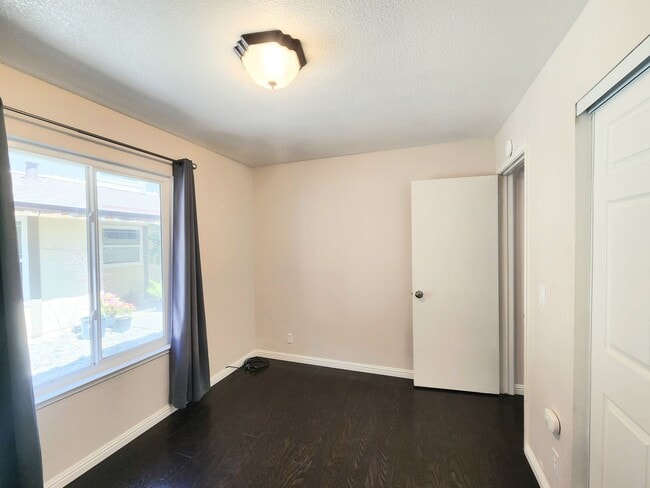Building Photo - 2 bedroom townhouse